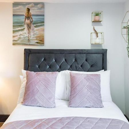 Heathrow Guest House - Oakway Feltham Bagian luar foto