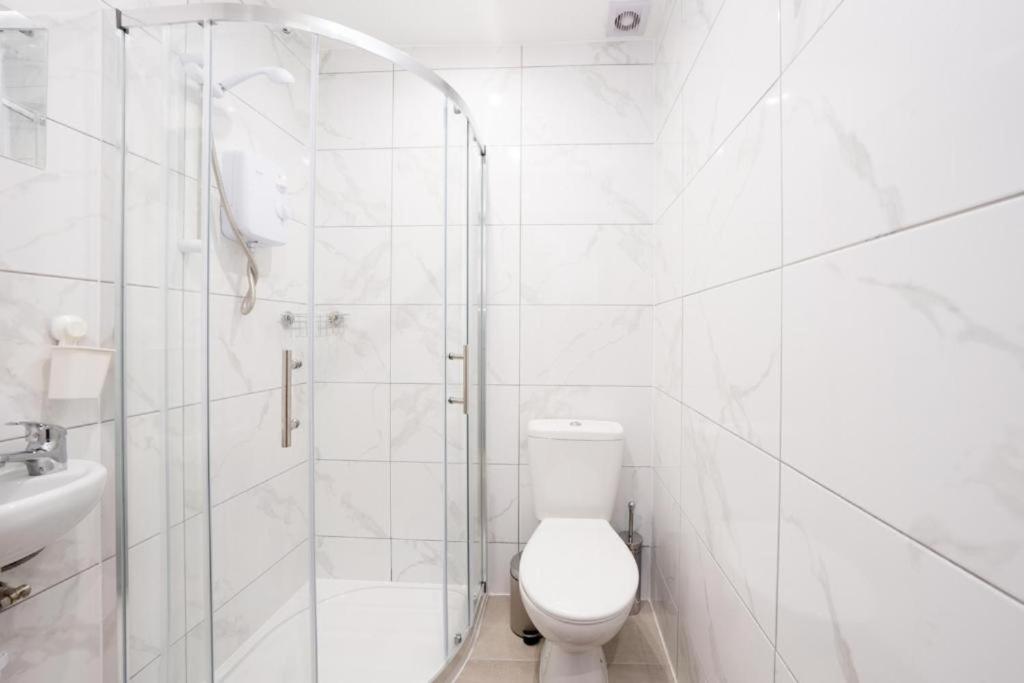 Heathrow Guest House - Oakway Feltham Bagian luar foto