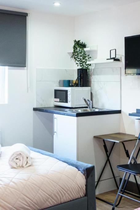Heathrow Guest House - Oakway Feltham Bagian luar foto