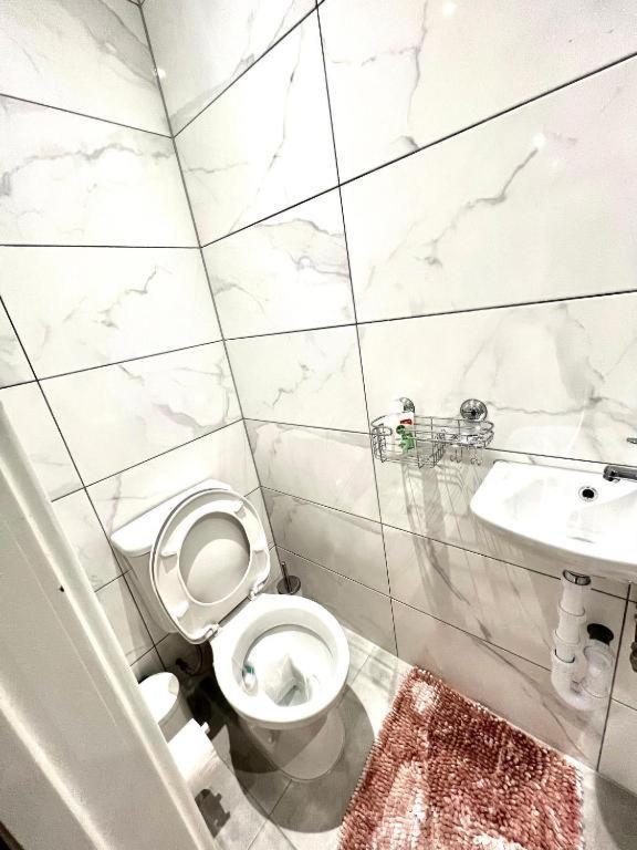Heathrow Guest House - Oakway Feltham Bagian luar foto