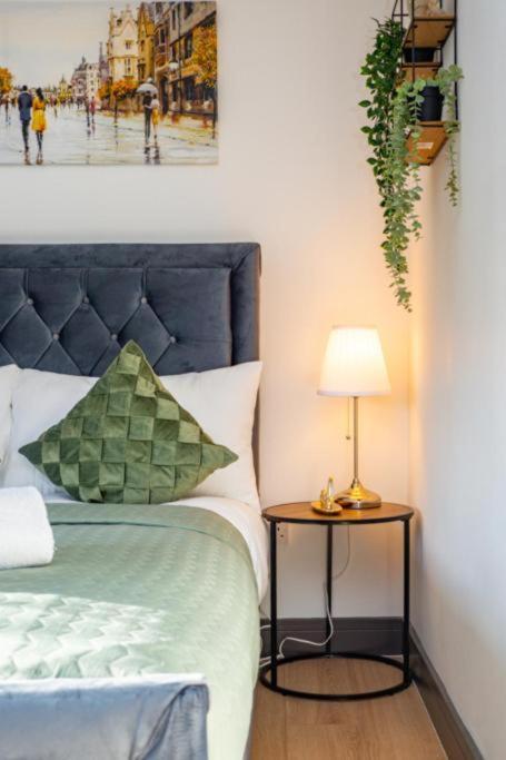 Heathrow Guest House - Oakway Feltham Bagian luar foto