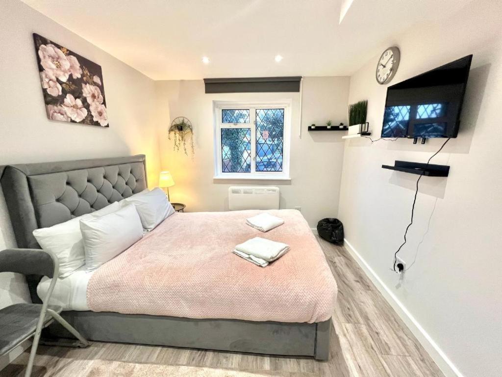 Heathrow Guest House - Oakway Feltham Bagian luar foto