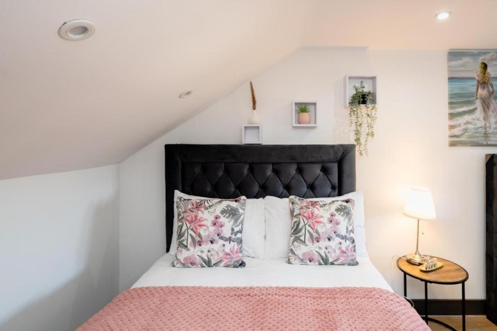 Heathrow Guest House - Oakway Feltham Bagian luar foto
