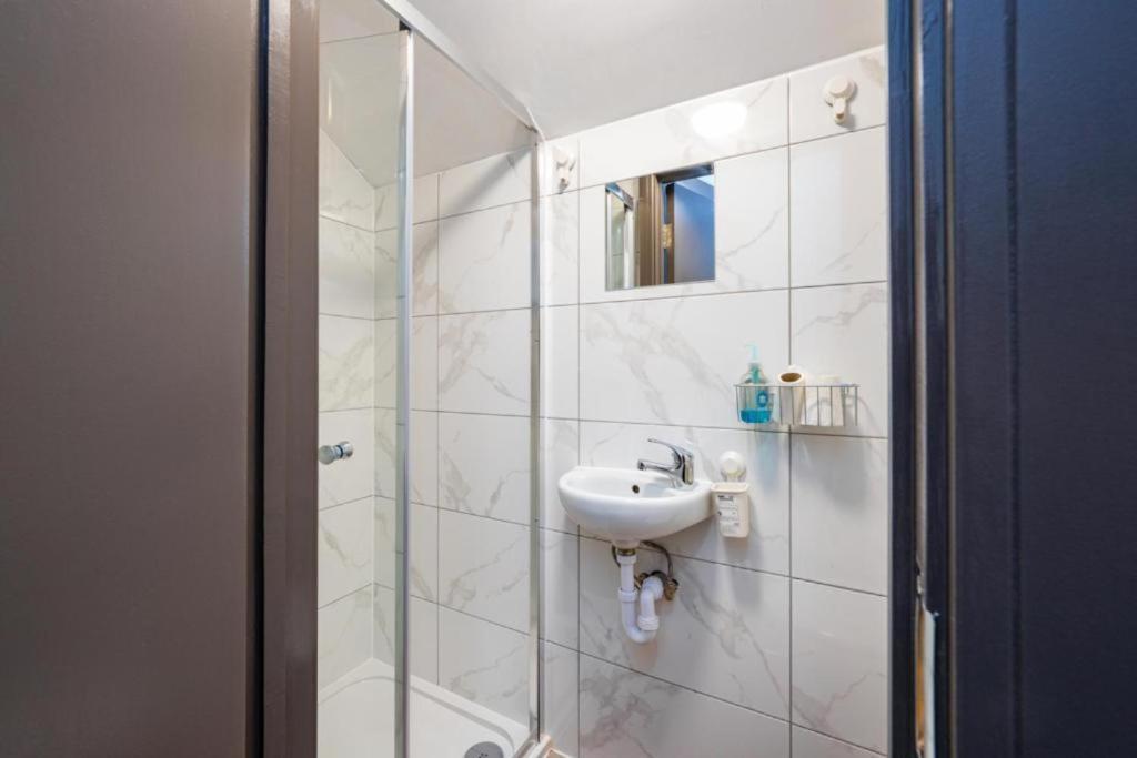Heathrow Guest House - Oakway Feltham Bagian luar foto