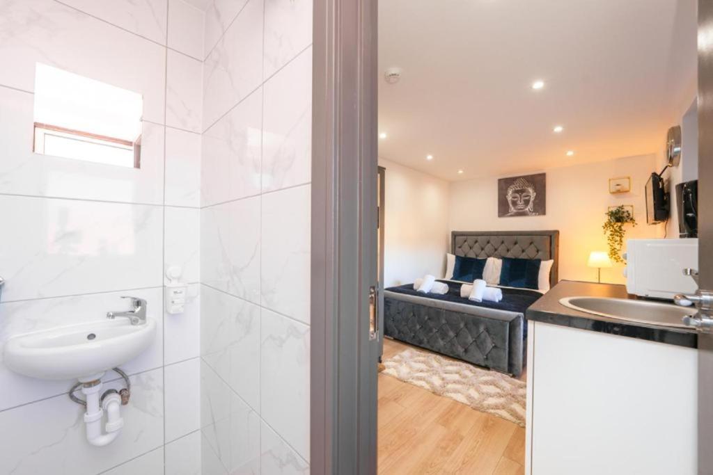 Heathrow Guest House - Oakway Feltham Bagian luar foto