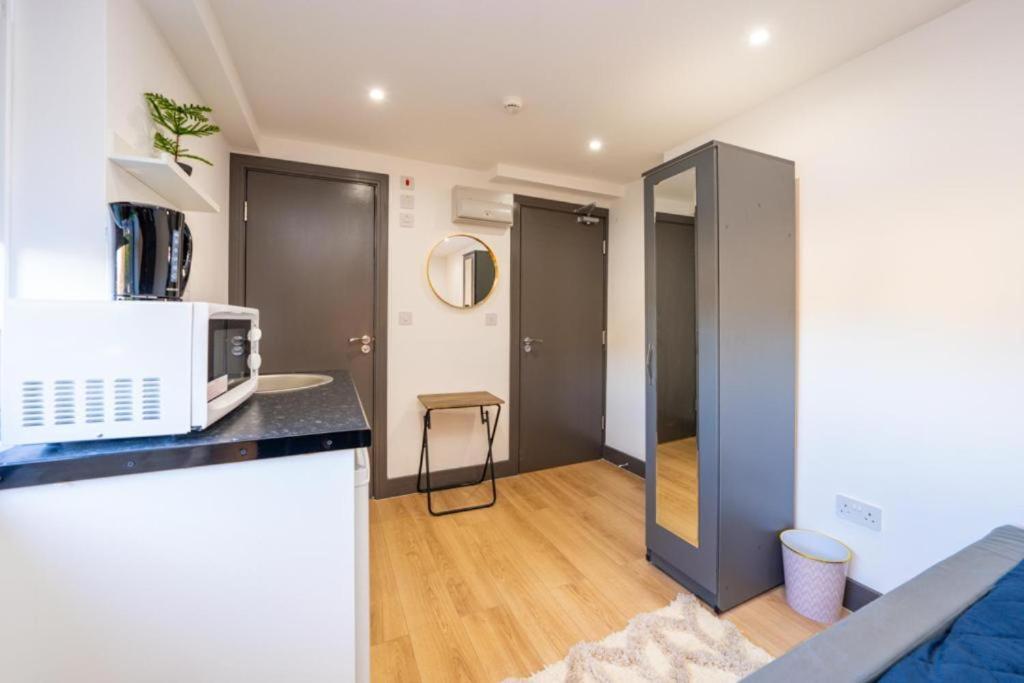 Heathrow Guest House - Oakway Feltham Bagian luar foto