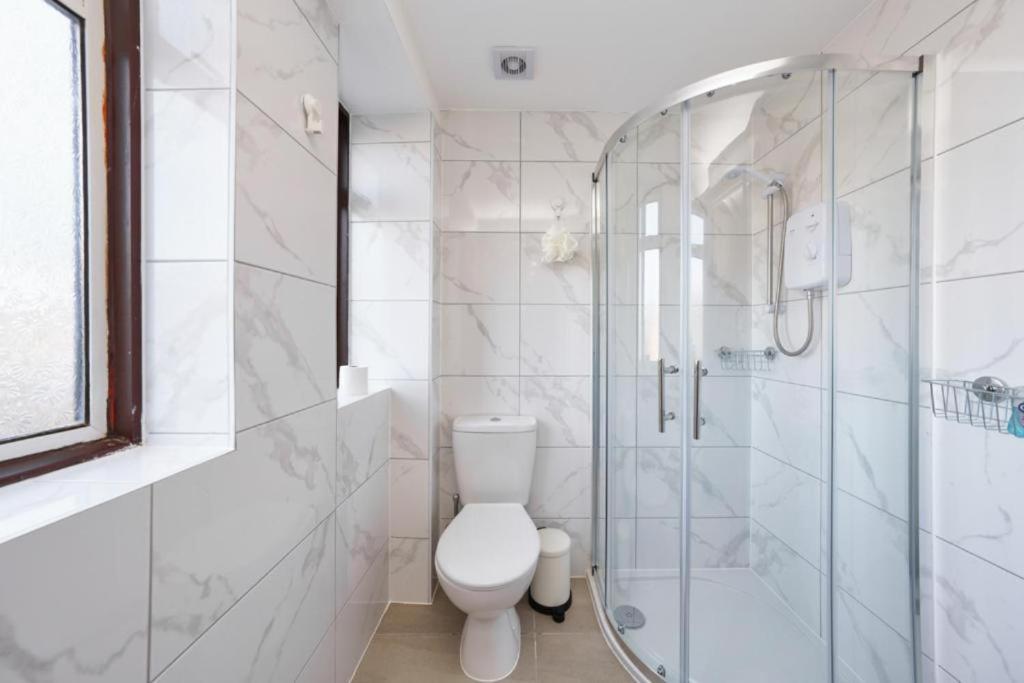 Heathrow Guest House - Oakway Feltham Bagian luar foto